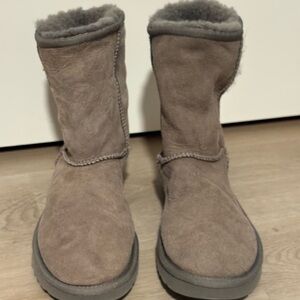 UGG Women’s Classic Gray Winter Boots - SIZE 8